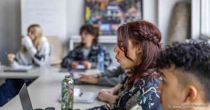 Peuken van bureau en beperkt emoji’s in mails: hier leren jongeren zich gedragen op werk (en dat is nodig)
