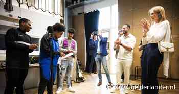 Máxima laat twee gezichten zien op scholentournee in Arnhem en Velp: ‘Wel mijn naam groot maken, hè’