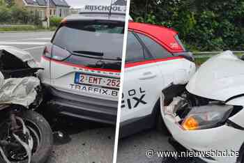Bellende bestuurder rijdt twee wagens van rijschool in de prak: “Eentje was nog nagelnieuw”