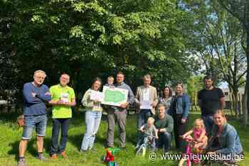Winnaars kleurwestrijd geboortebos krijgen fietsje