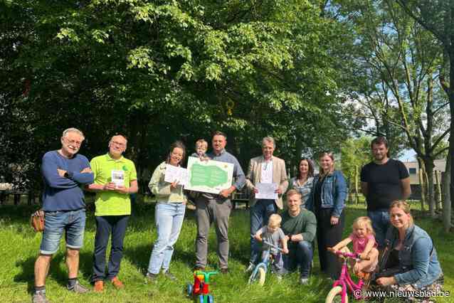 Winnaars kleurwedstrijd geboortebos krijgen fietsje