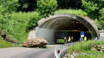 Südtirol: Riesenfelsen schlägt vor Linienbus in Straße ein – Reinhold Messner wohnt um die Ecke