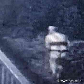 Video-update | Buurt opent klopjacht op halfnaakte man in string