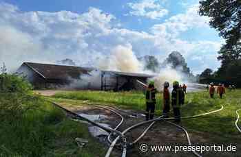FW-ROW: Strohlager neben Boxenlaufstall steht in Vollbrand