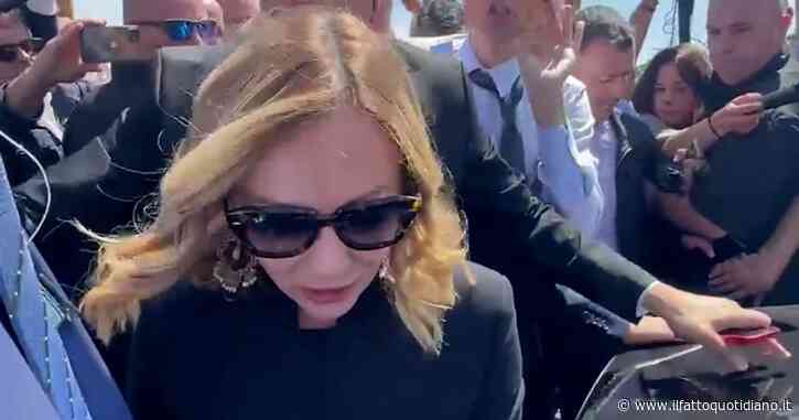 “Migranti poveri cristi? Seh…”: la replica sarcastica di Meloni alle accuse di Magi durante lo scontro in Albania