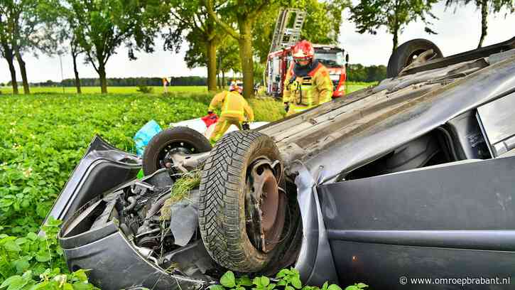 Vrouw belandt met haar auto op de kop in een aardappelveld