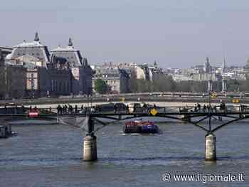 La Senna come gabinetto, la folle protesta dei francesi contro Macron