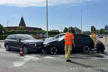 Bromfietser naar ziekenhuis na driedubbele botsing: “Dit kruispunt is levensgevaarlijk”