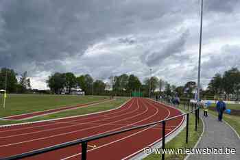 Krawatenjogging loopt nagelnieuwe atletiekpiste in: “Start op zich is al spektakel”