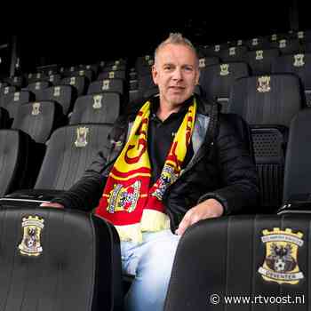 Fans zingen hem enthousiast toe, anderhalve week later overlijdt Go Ahead Eagles-eigenaar Kees Vierhouten