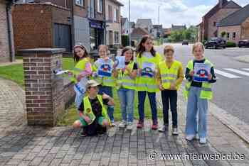 Leerlingen gemeentelijke basisschool op pad  voor actie rond parkeerdruk: “Zo kunnen ze ook hun ouders op hun gedrag wijzen”