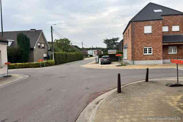 Verwarring troef aan kruispunt: borden wijzen allemaal andere richting uit