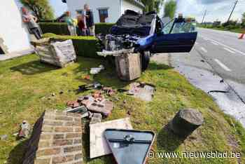 Man (55)  belandt in voortuin na stevige crash