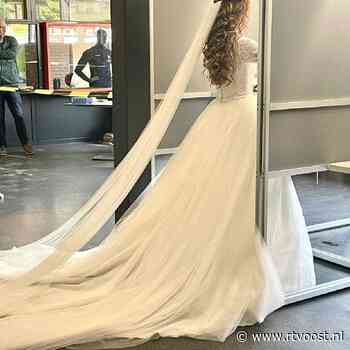 In trouwjurk naar het stembureau: "Dat typeert de Staphorster mentaliteit"