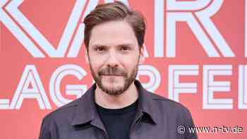 "Becoming Karl Lagerfeld": "Großer Romantiker" - Daniel Brühl spielt Lagerfeld