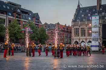 FOTO. Indrukwekkend militair spektakel viert vrede en vrijheid op Ladeuzeplein