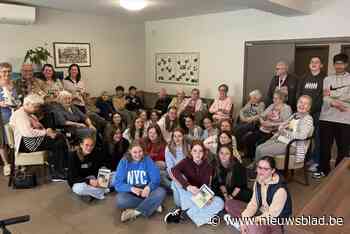 Project ‘10-ager meets senior’ smeedt band tussen generaties: “Heel leerrijke dag in woonzorgcentrum”