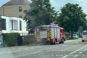 Onkruidbrander veroorzaakt vuur aan dak garage