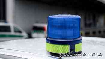 Auto prallt gegen Baum und stürzt durch Büsche in Bachbett