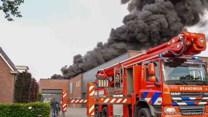 Veel schade na grote brand in loods van bouwbedrijf