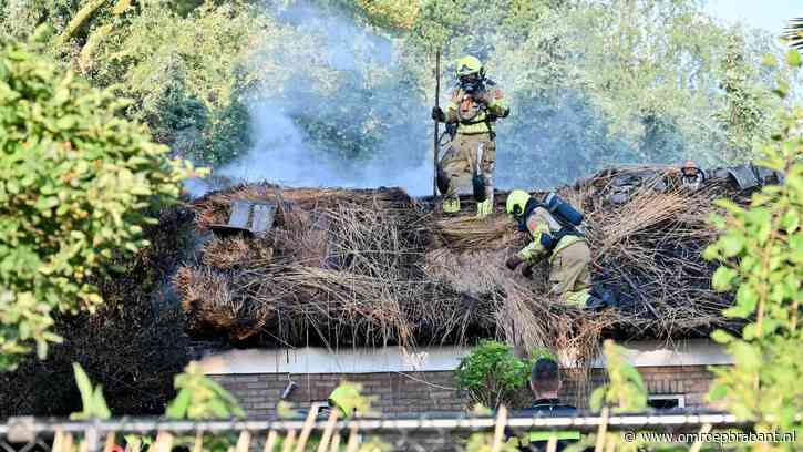 Grote brand in garage met 'dure bolide', vuur slaat niet over op huis