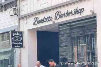 Kapper knipt zijn klanten buiten wegens stroompanne in hartje Maaseik