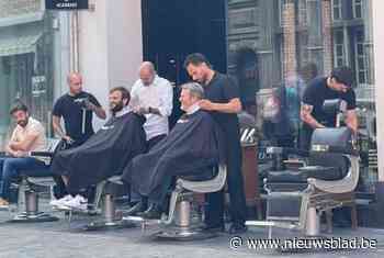 Geen stroom? Dan knipt deze kapper gewoon op de stoep