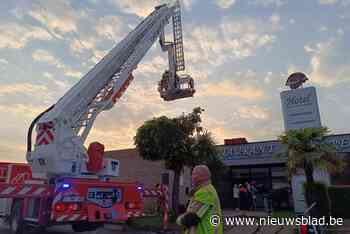 Afzuiginstallatie op dak van feestzaal vat vuur