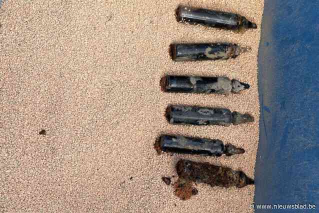 Deskundigen onderzoeken archeologische site Normaalschool waar vijftal gasmaskers en lege kokers gevonden werden