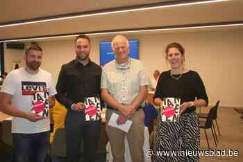 Oxfam overhandigt boek aan drie lokale politici