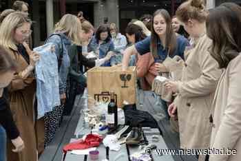 Oud-leerlingen graven tijdscapsule op waarin ze hun toekomst voorspeelden: “Ik weet niet eens wie mijn toenmalige crush is”