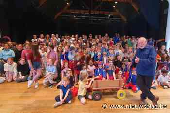 Honderden kleine Urbanusjes wensen hun grote voorbeeld een gelukkige verjaardag