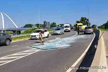 Lading glas belandt op wegdek afrit van brug over Albertkanaal in Paal: een gewonde