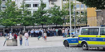 Stille Gedenkfeier auf dem Ulmer Münsterplatz für erstochenen Polizisten