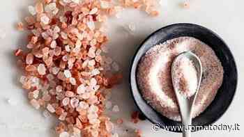 Acqua e sale appena svegli per tenersi in forma. La nuova moda