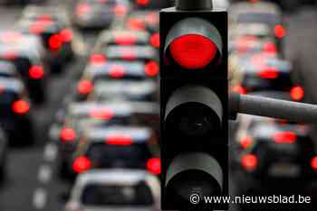 Dertiger negeerde rood licht en veroorzaakte ongeval waarbij kind gewond raakte: 400 euro boete