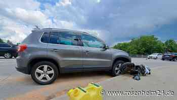 Stau nach Kreuzungs-Crash in Mühldorf: Roller rutscht unter Auto