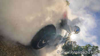 Junger Fahrer (22) driftet am helllichten Tag vor Polizeiinspektion in Oberbayern