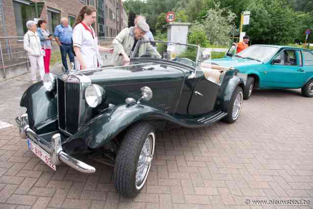 Bewoners wzc Maria Rustoord genieten van oldtimerrit