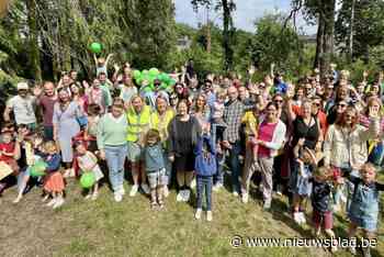 Kinderen, ouders en juffen zwaaien kleuterschool ’t Sparrenhof