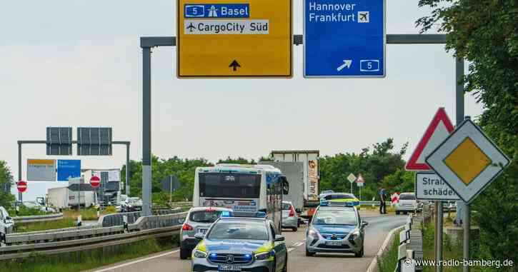 Flugverkehr eingeschränkt und Autobahn gesperrt