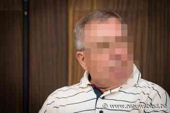 Man (84) die twaalf jaar geleden vrouw en zoon doodstak, duikt plots op met bloemen op plek waar hij niet mag komen: “We stonden perplex”