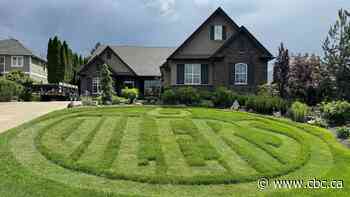 Kelowna, B.C., man shows love for Edmonton Oilers by mowing logo onto his lawn