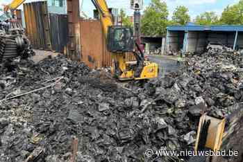 Brandweer verlaat recyclagepark na zware brand: “Bij de minste heropflakkering gaan we ter plaatse”