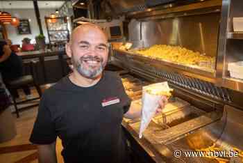 Breeënaar trakteert iedereen twee uur lang op frietjes: “Dacht dat hij een verborgen camera had”