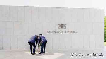 Menschen gedenken des toten Polizisten in Mannheim