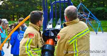 Meisje (3) komt vast te zitten in hek van glijbaan, brandweer bevrijdt hevig geschrokken kind