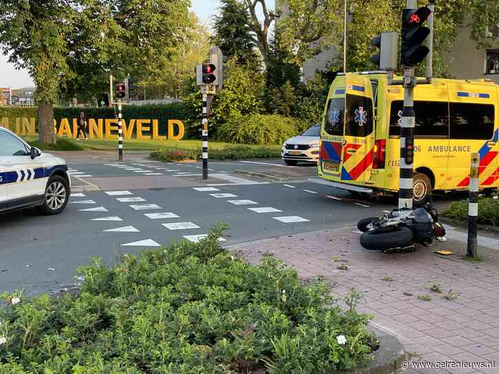 Dronken automobilist schept motorrijder op kruispunt