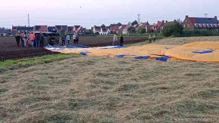 Luchtballon landt op weiland, fietser ziet het gebeuren