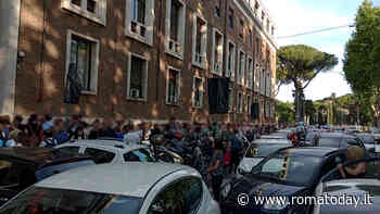 Caos per i servizi elettorali: dipendenti comunali in fila per ore a via Petroselli